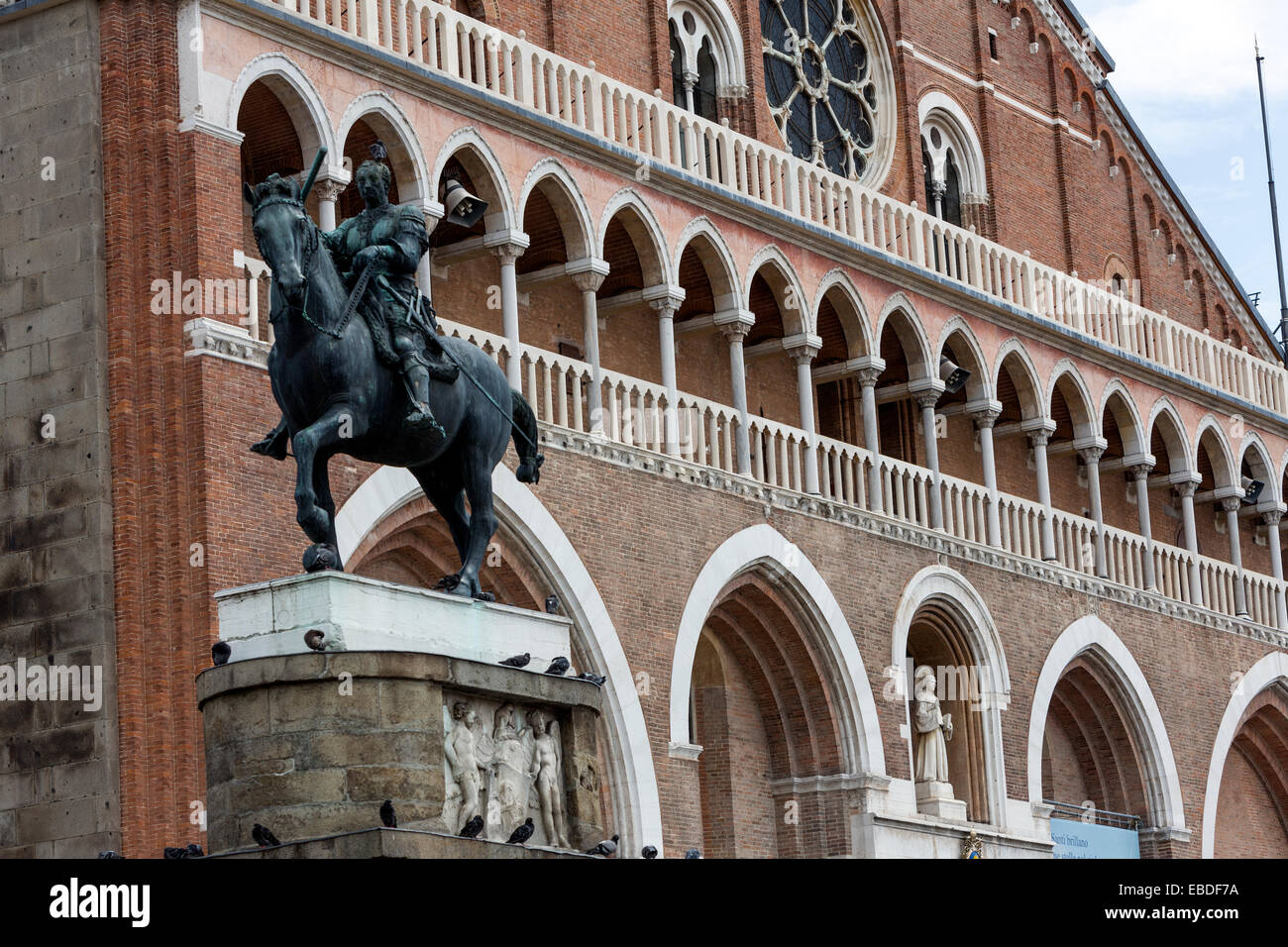 Reiterdenkmal des Gattamelata von Donatello und die Basilika des Heiligen Antonius von Padua Stockfoto