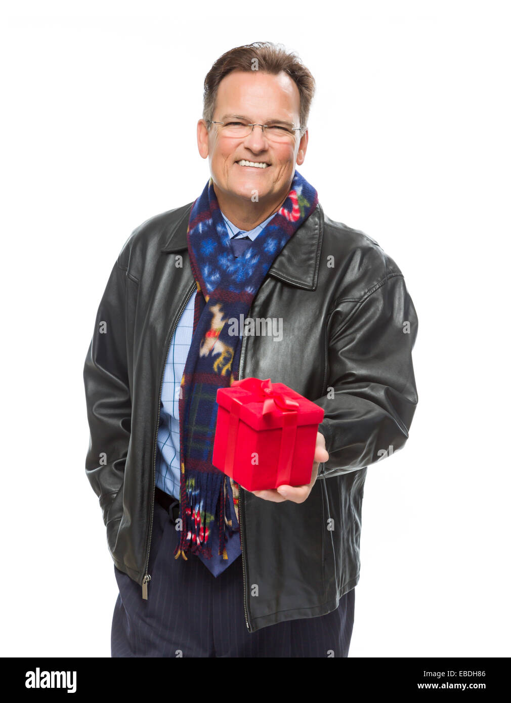 Hübscher Mann mit schwarzer Lederjacke und Urlaub Schal hält Weihnachtsgeschenk, Isolated on White Background. Stockfoto