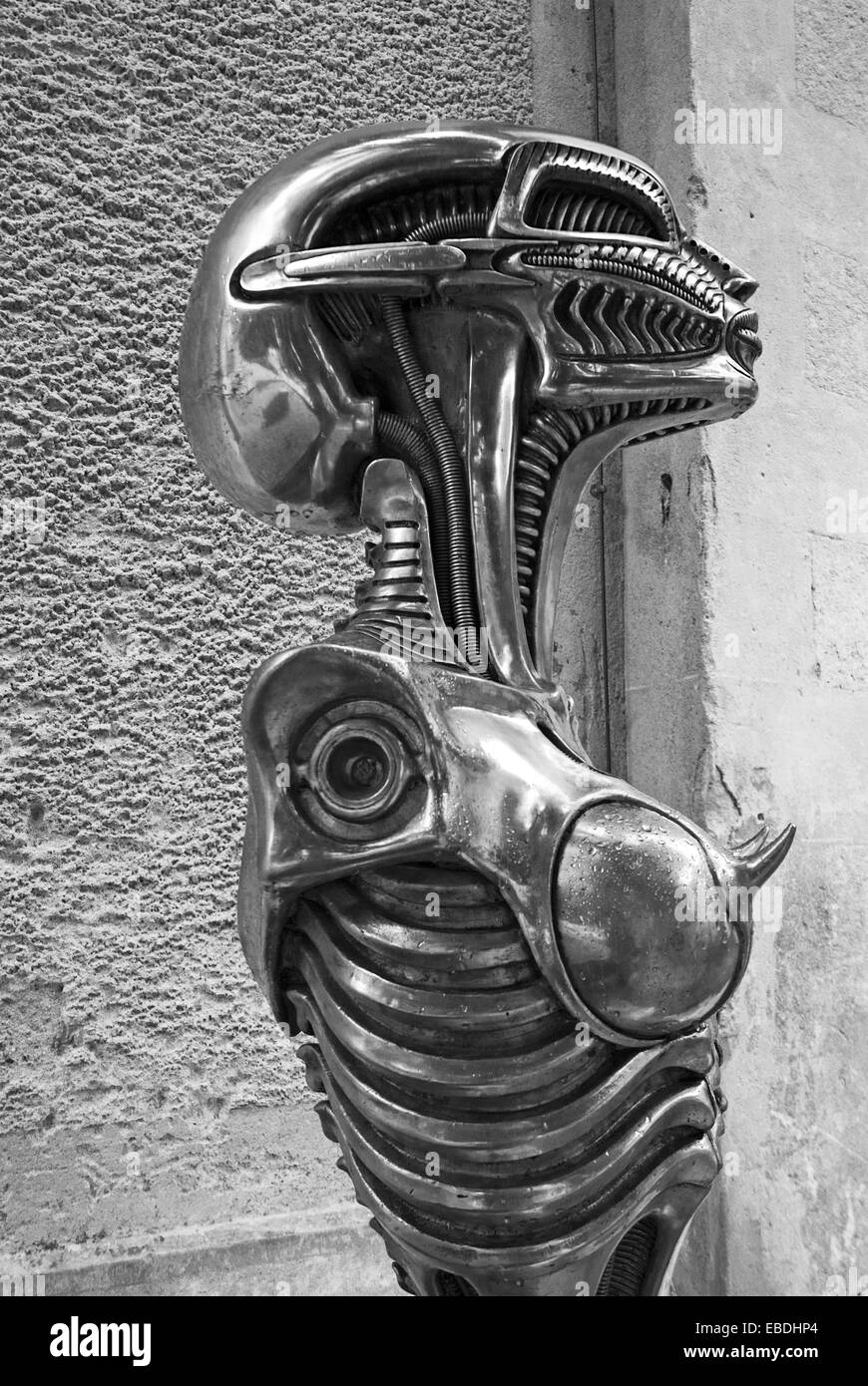 Skulptur vor außerhalb H.R. Giger Museum in Gruyères, Bezirk Gruyère,  Kanton Freiburg, Schweiz Stockfotografie - Alamy