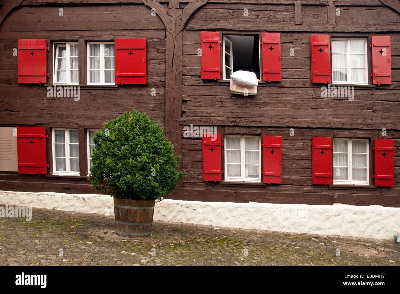 Schweizer Holzhäuser mit roten hölzernen Fensterläden, Stadt Zug, Kanton  Zug, Schweiz Stockfotografie - Alamy