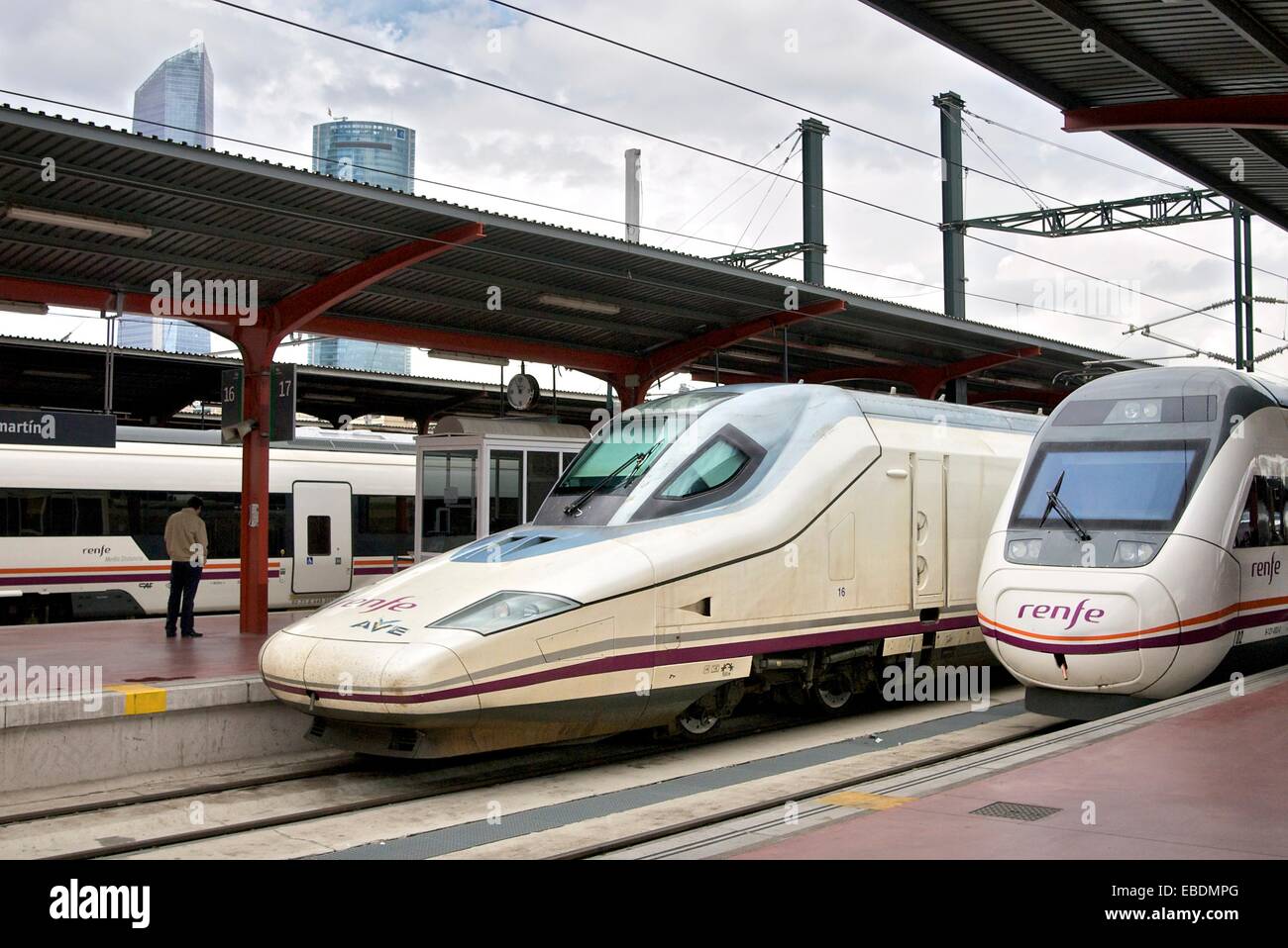 HST und regelmäßige Bahnhof Chamartin Bahnhof in Madrid, Spanien Stockfoto
