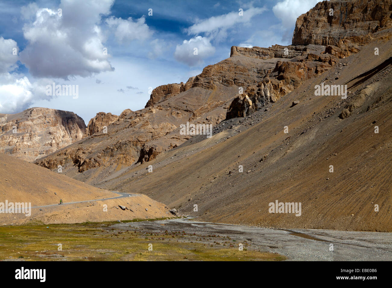Radfahrer auf dem Manali Leh Highway durch den Himalaya Stockfoto