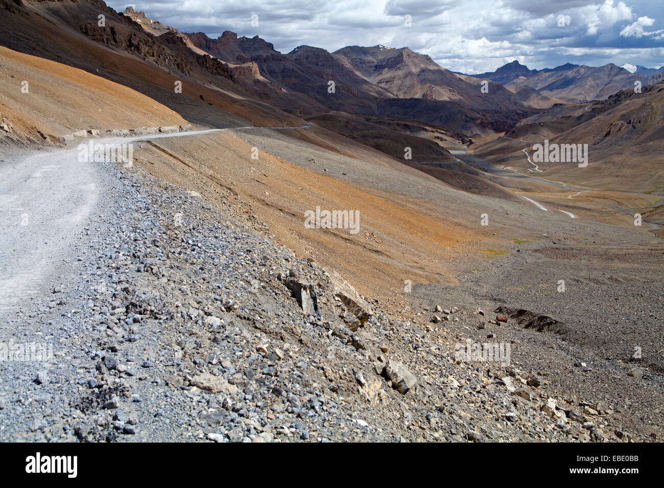 Wüste-wie Abschnitt von Manali Leh Highway durch den Himalaya Stockfoto