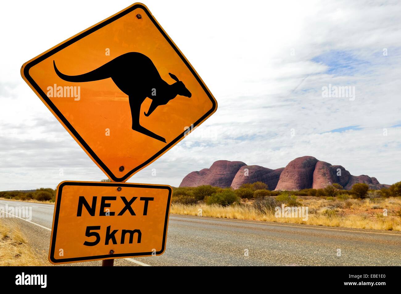 Kangaroo Crossing Schild am Olga Rocks, Katja Tjuta, Uluru-Nationalpark, Northern Territory, Australien, Ozeanien. Stockfoto