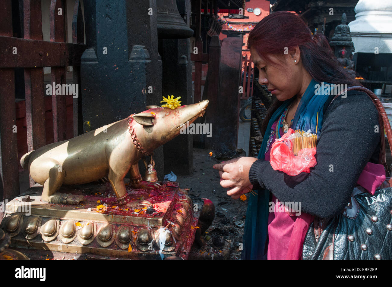 Anbeter macht Angebot in einem Schrein am Durbar Square, Kathmandu, Nepal Stockfoto