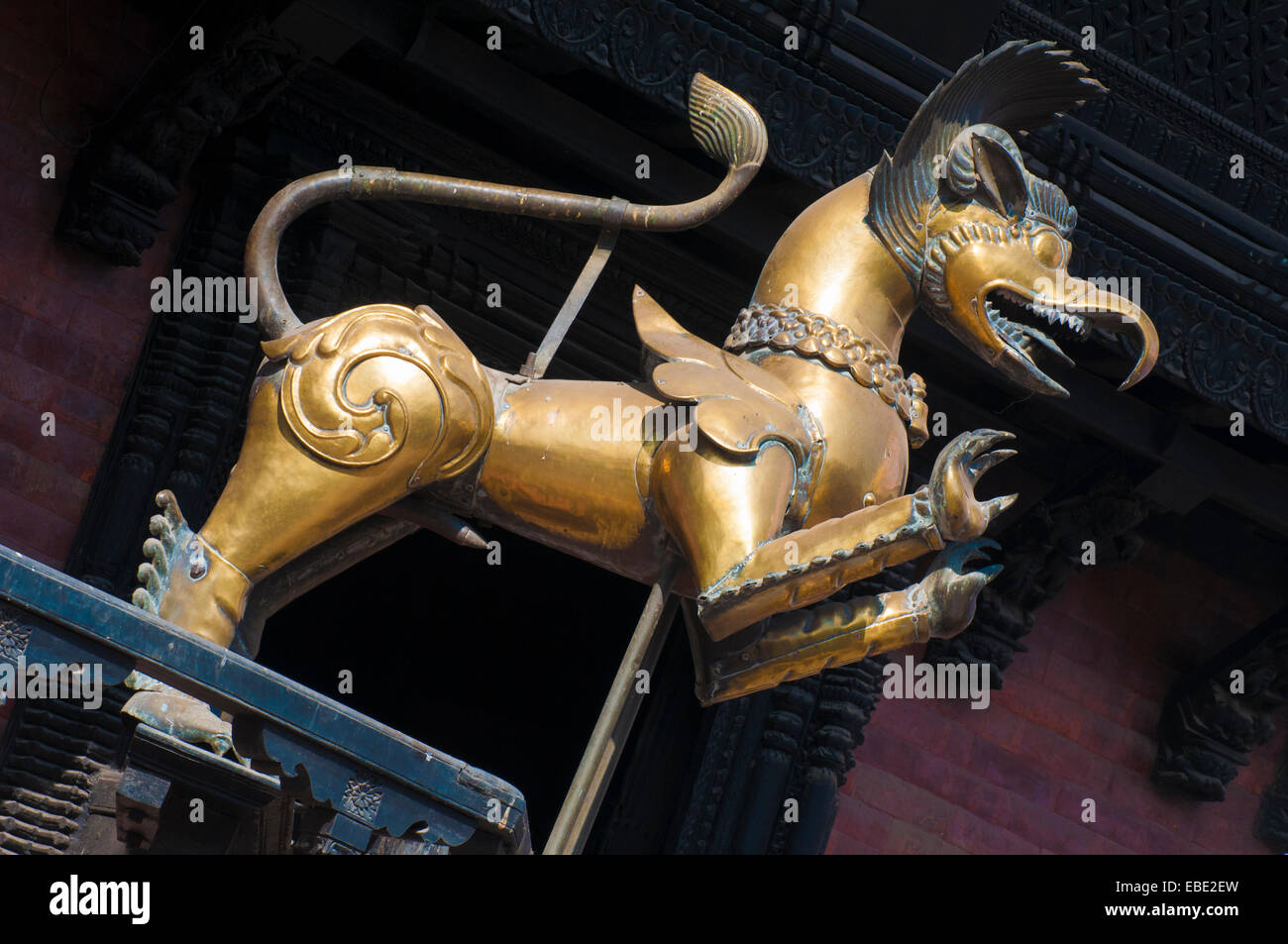 Bronzetier über dem Portal des Tempels von Akash Bhairab in Indrachowk, Kathmandu, Nepal Stockfoto