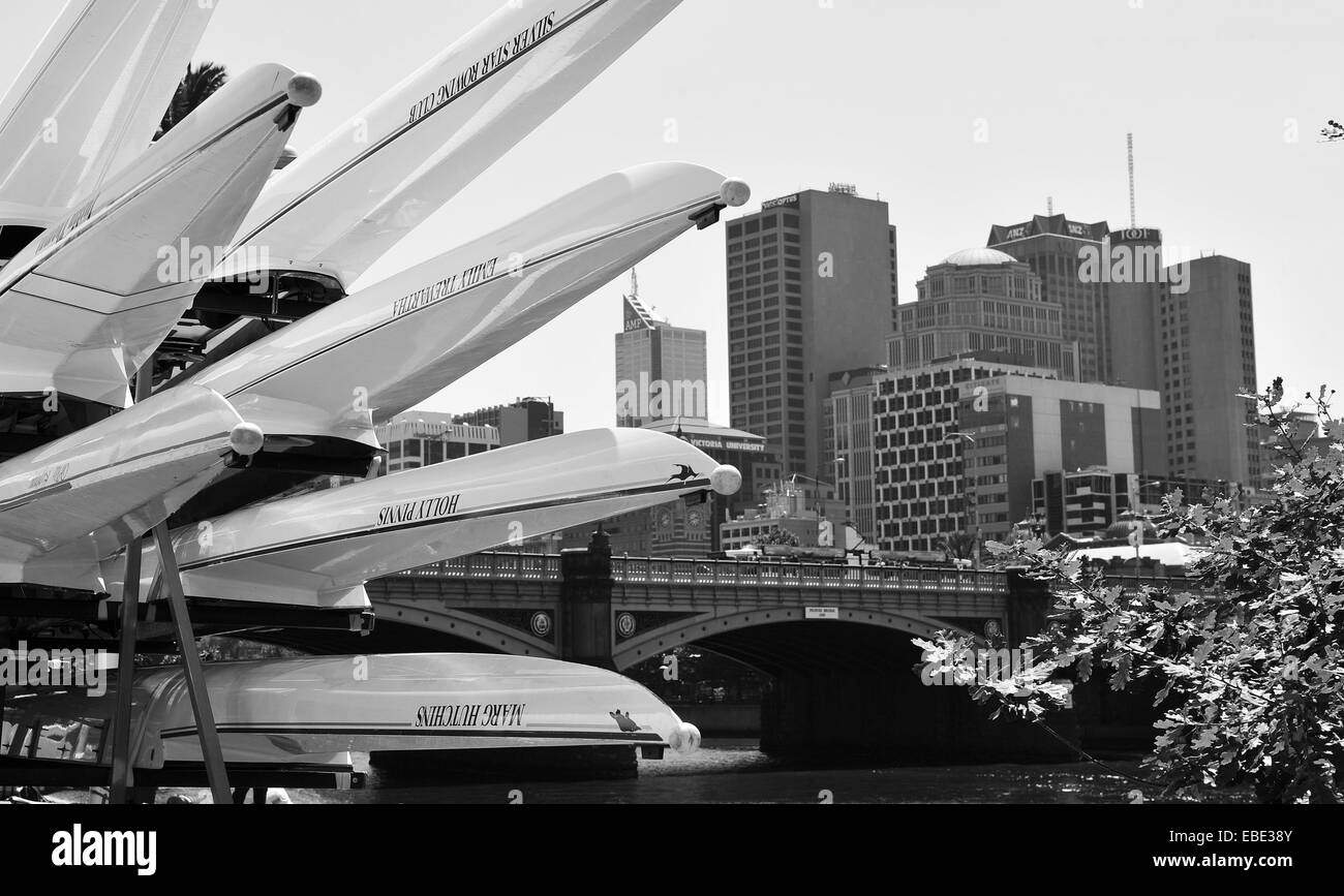 Melbourne, Victoria Stadtbild mit einem Anhänger voller die acht Männer Ruderboote im Vordergrund, den Fluss Yarra außerhalb des Melbourne Rowing Club übernommen Stockfoto