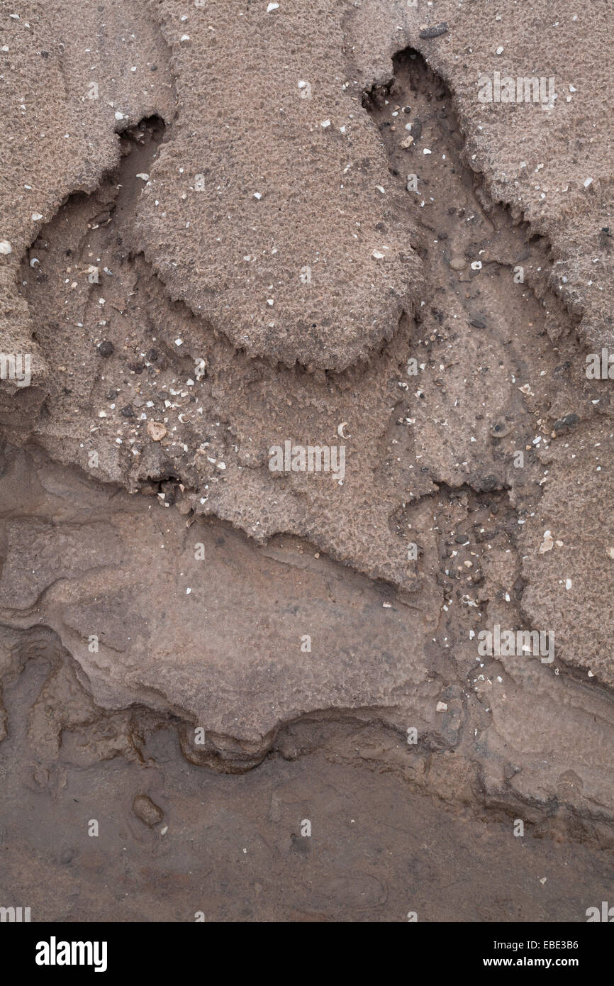 Erosion in den Sand, verursacht durch Wasser in einem ausgetrockneten Salzsee, Texas, USA. Stockfoto