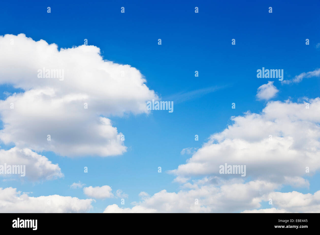 Wolken im blauen Himmel, Kaarst, Nordrhein-Westfalen, Deutschland Stockfoto