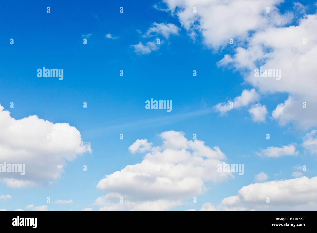 Wolken im blauen Himmel, Kaarst, Nordrhein-Westfalen, Deutschland Stockfoto