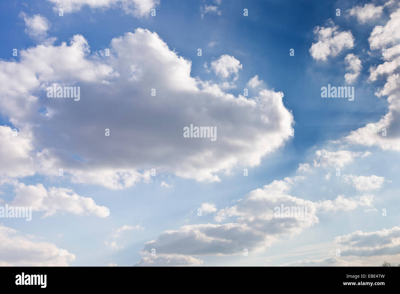 Wolken im blauen Himmel, Kaarst, Nordrhein-Westfalen, Deutschland Stockfoto