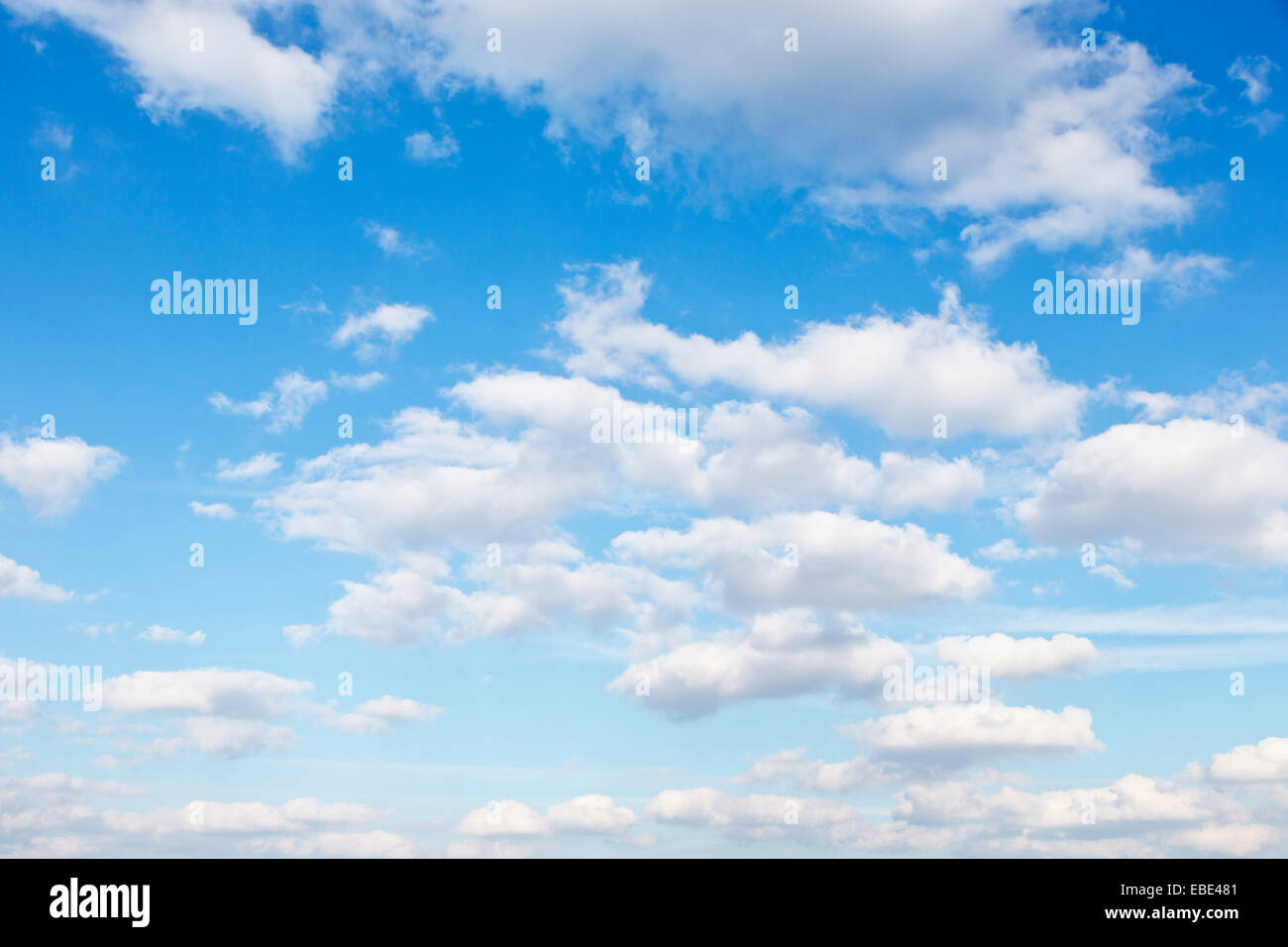 Wolken im blauen Himmel, Kaarst, Nordrhein-Westfalen, Deutschland Stockfoto