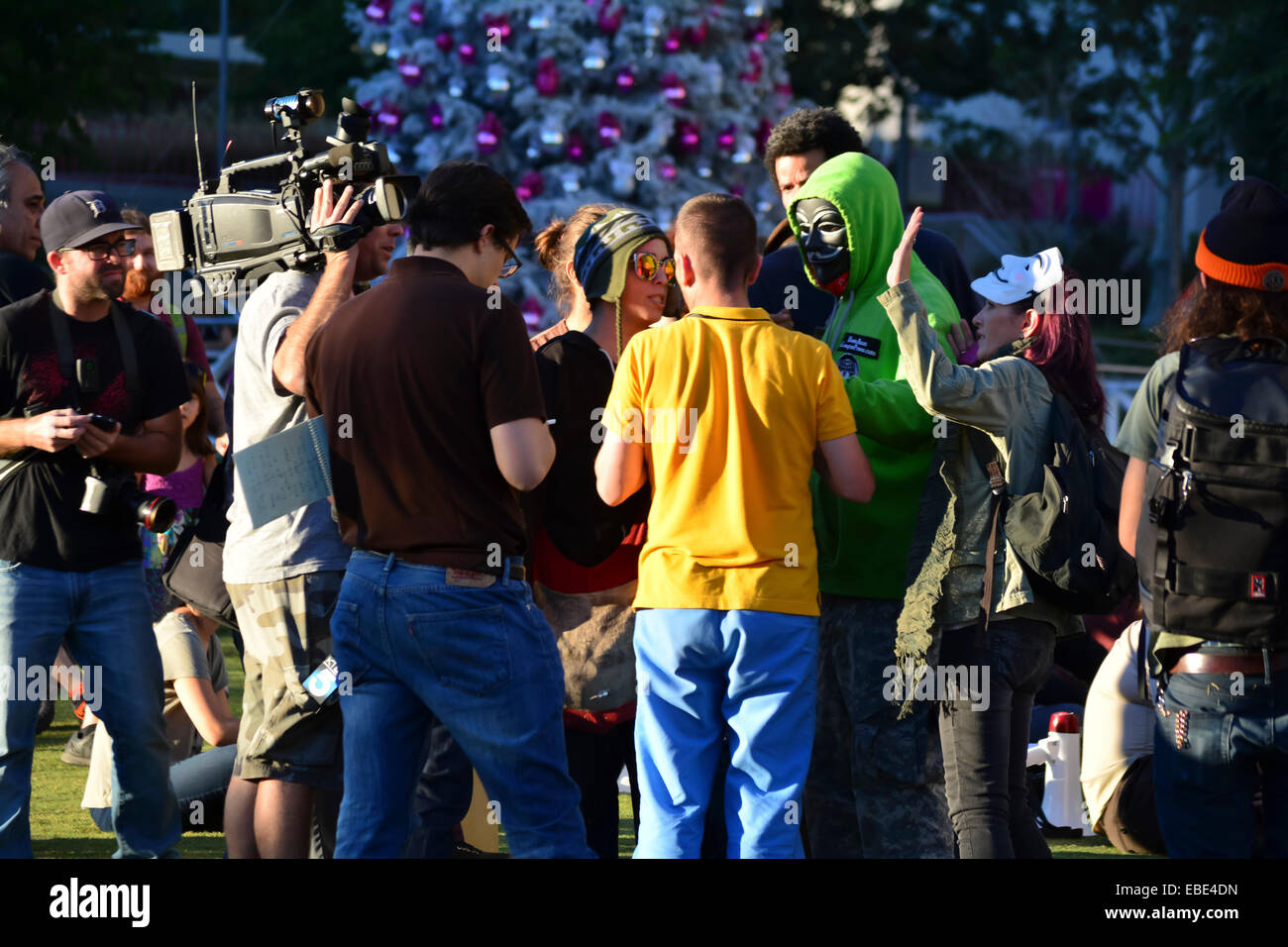 Los Angeles, Kalifornien, USA. 28. November 2014 Demonstranten versammeln sich im Grand Park gegenüber vom Rathaus in Los Angeles Kalifornien zur Unterstützung von Ferguson und Michael Brown. Bildnachweis: Chester Brown/Alamy Live-Nachrichten Stockfoto