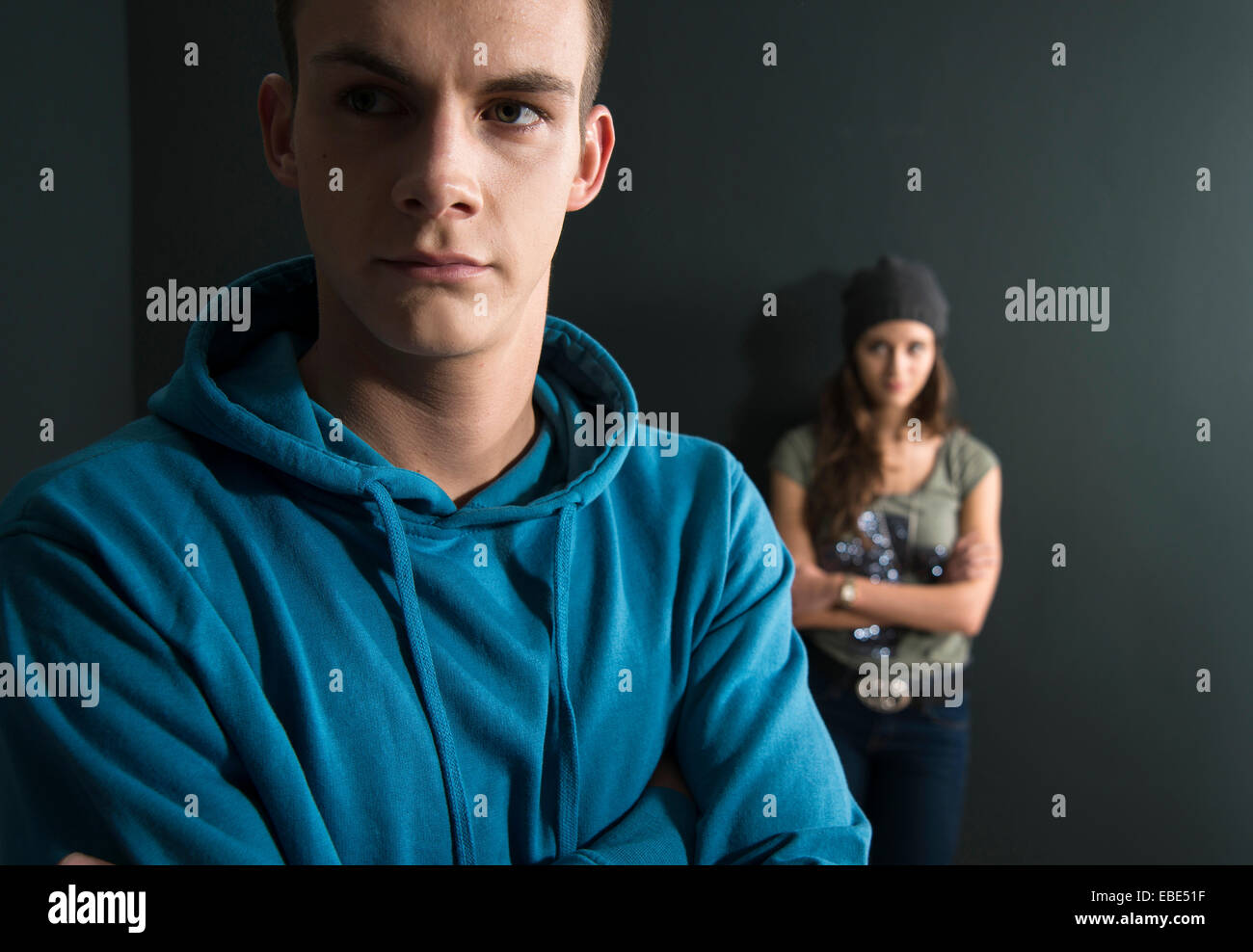 Teenager-Mädchen und jungen Mann streiten, Studioaufnahme Stockfoto