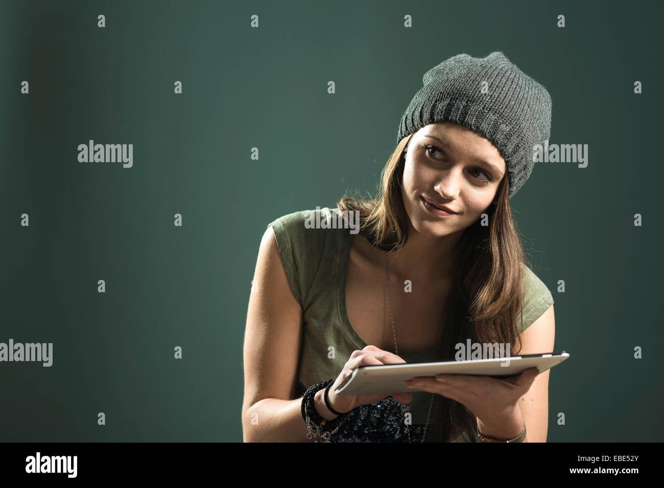 Porträt von Teenager-Mädchen mit Tablet-PC, Studioaufnahme Stockfoto