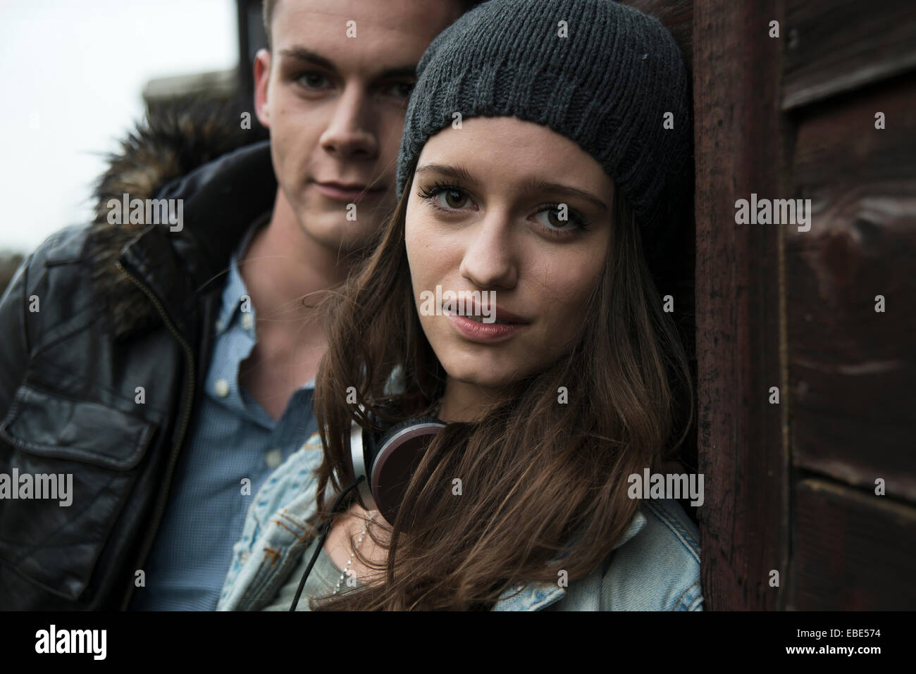 Close-up Portrait von Teenager-Mädchen und jungen Mann im freien Blick in die Kamera, Deutschland Stockfoto