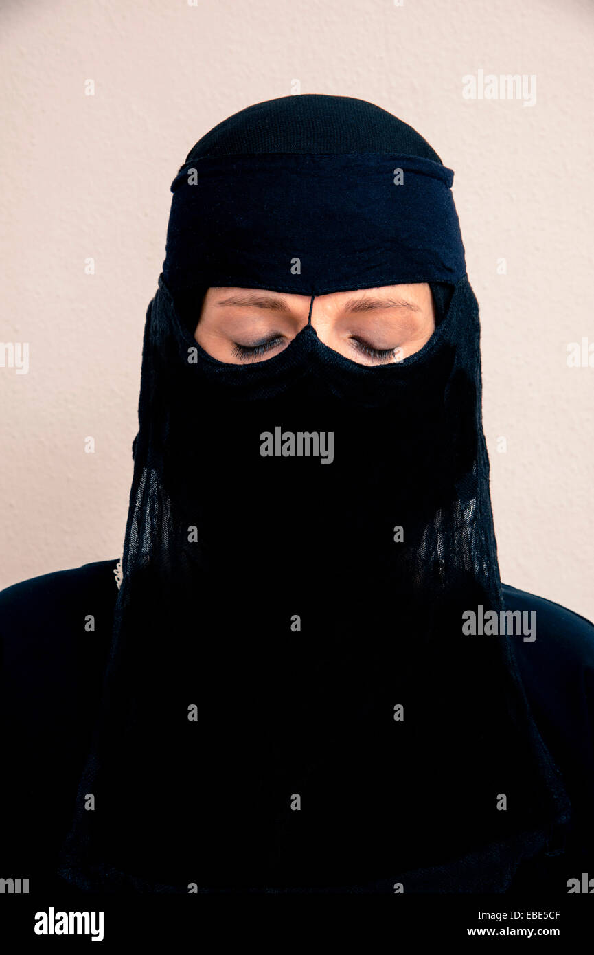 Nahaufnahme von Frau mit geschlossenen Augen tragen Black Muslim Hijab, Studioaufnahme Stockfoto