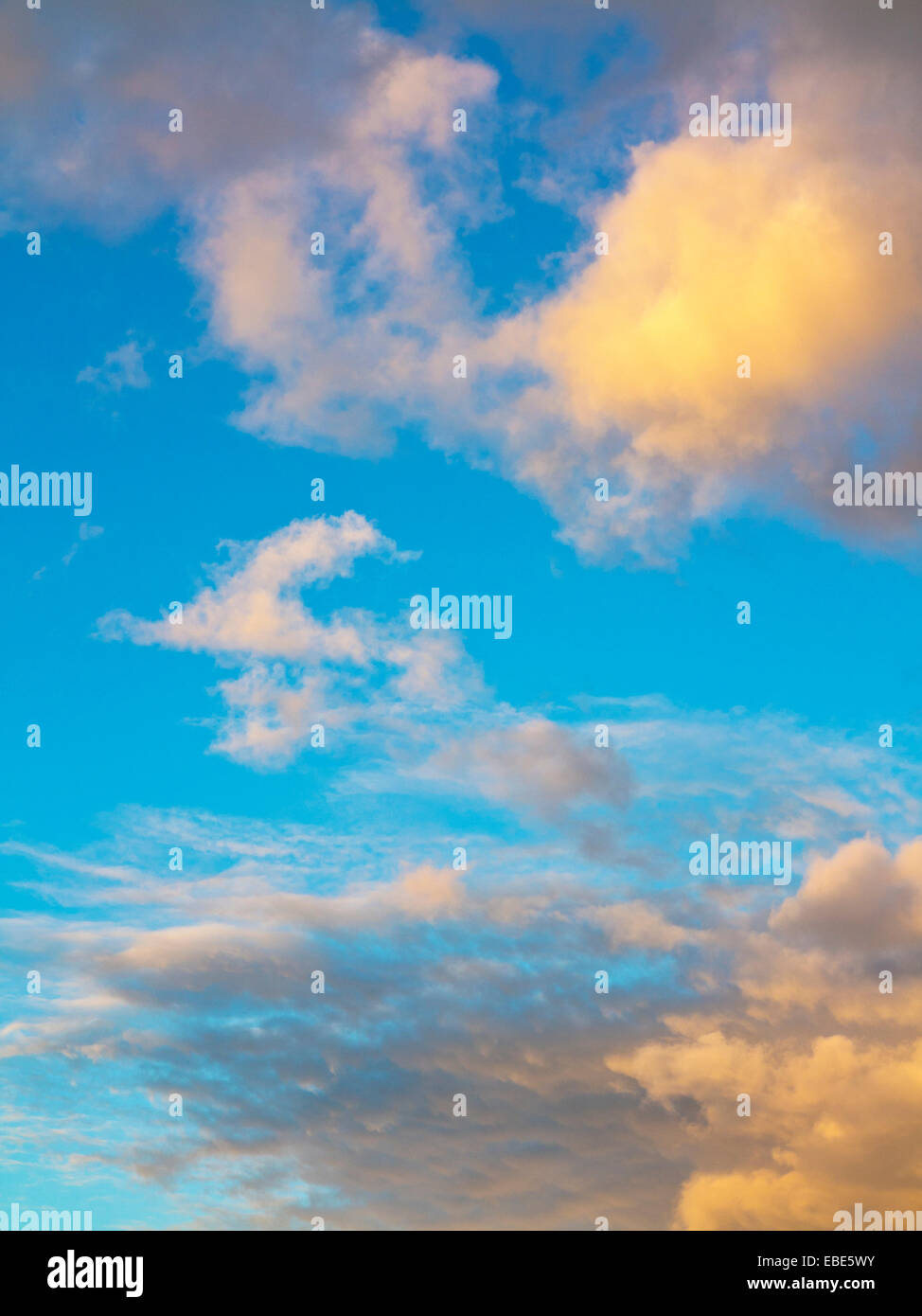 Wolken und blauer Himmel bei Sonnenuntergang, Deutschland Stockfoto