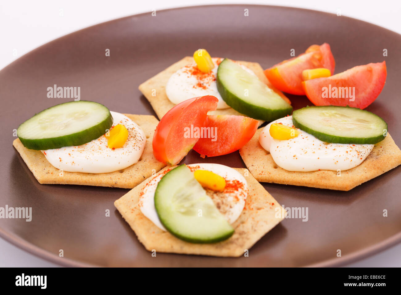 Snacks mit Gemüse und Käse Sahne auf braune Teller. Stockfoto