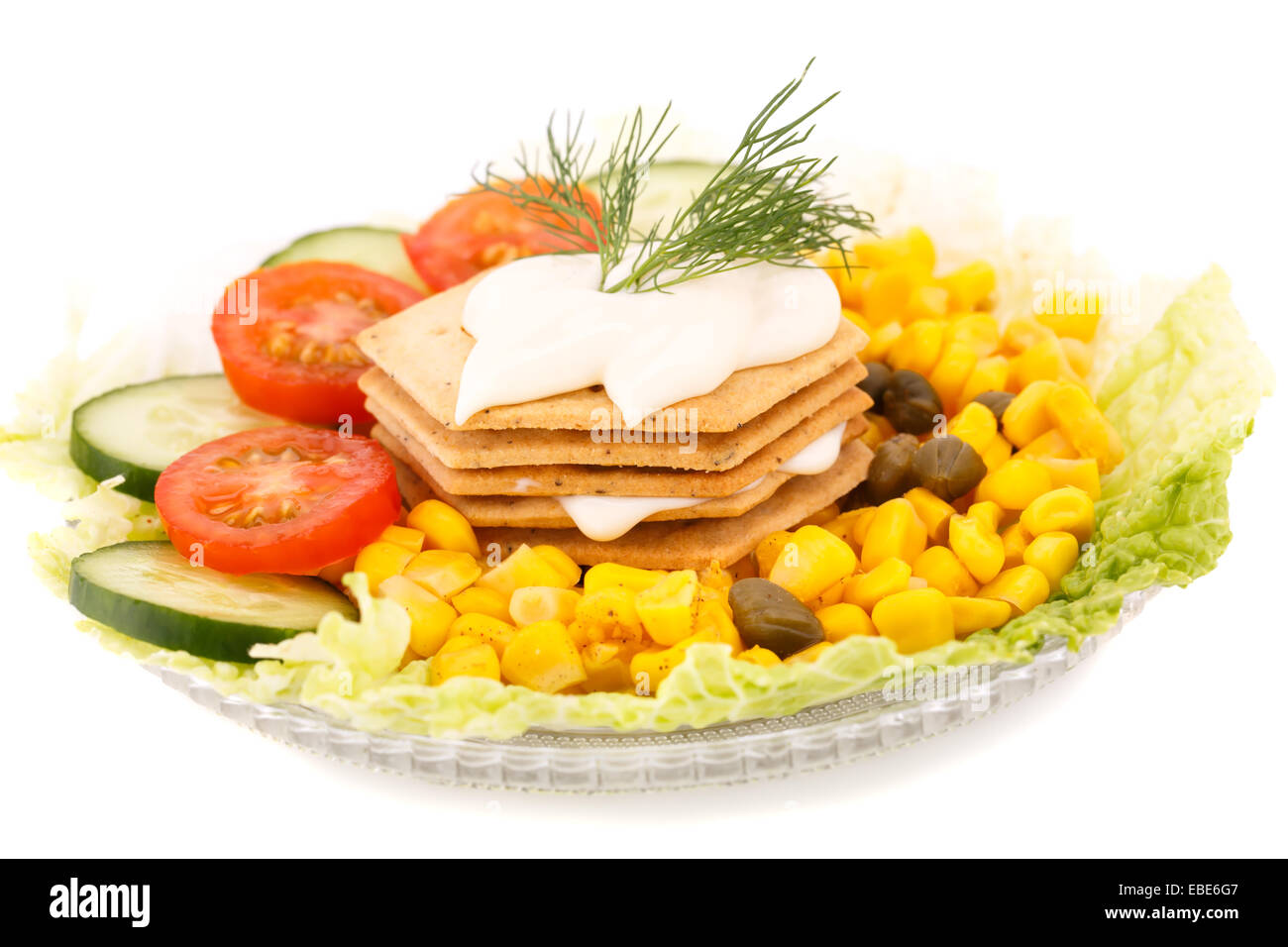Snacks mit Gemüse, Cracker und Käse Sahne auf Platte. Stockfoto