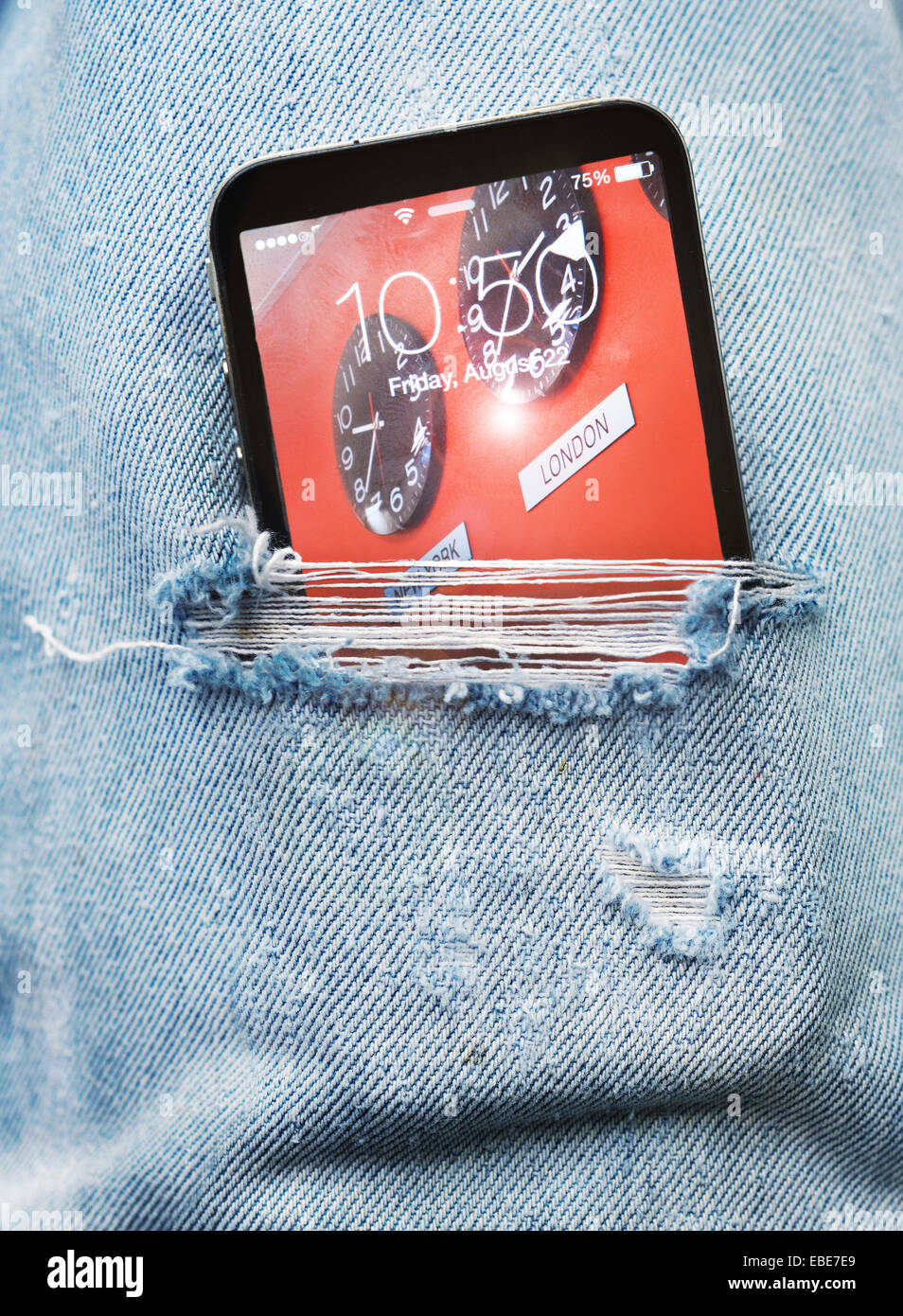 Nahaufnahme des zerrissenen paar Jeans mit Handy herausragen, Kanada Stockfoto