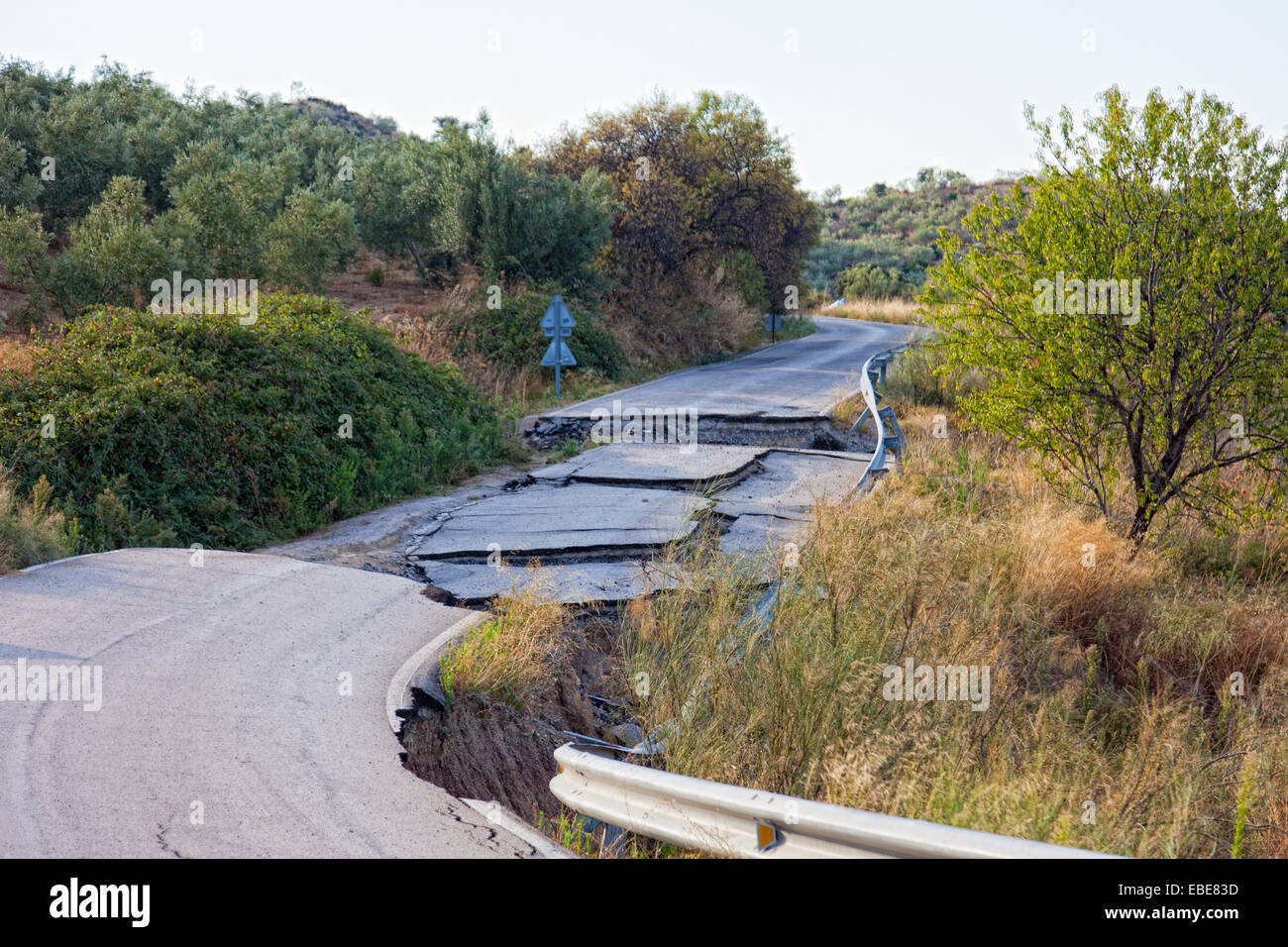 Wegen der Verletzung der Technologie in den Bau von Straßen Wasser Straßen weggespült und bildeten einen Fehler Stockfoto
