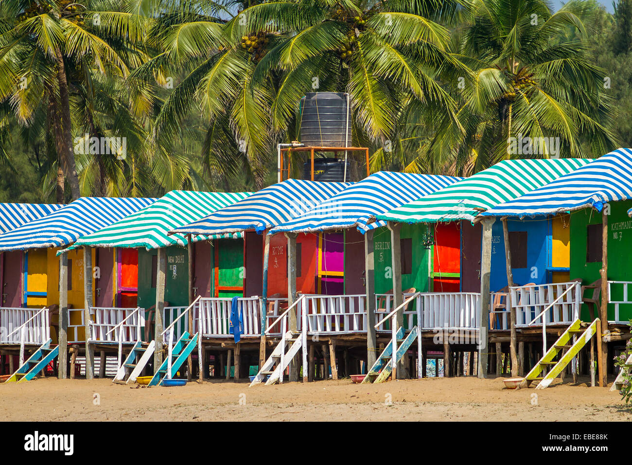 Bunte Hütten am Sandstrand mit Palmen Bäume Hintergrund in Goa, Indien Stockfoto