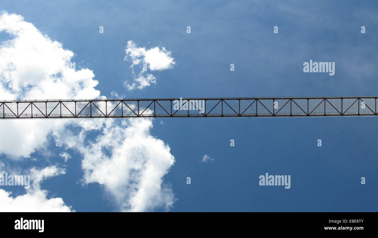 Brücke über einen Fluss zu Fuß, view from below schaut zum Himmel empor Stockfoto