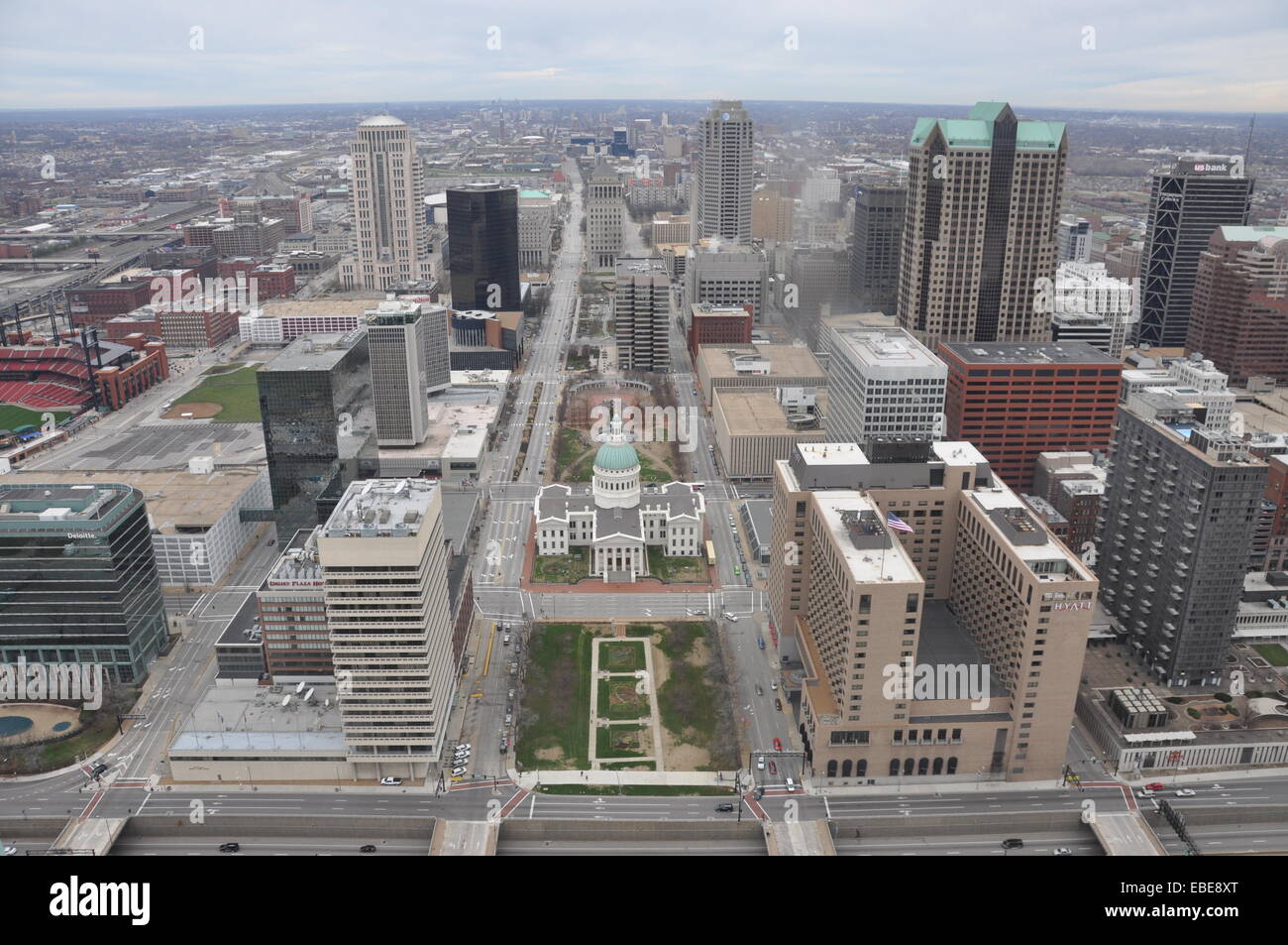 Skyline von St. Louis her betrachtet die Aussichtsplattform des Gateway Arch. Stockfoto