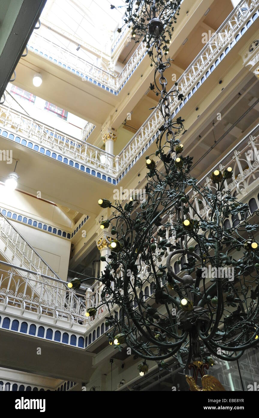 Ein mehrstöckiges hop Weinstock Kronleuchter in der Anheuser-Busch Brewery Brew House, St Louis. Stockfoto