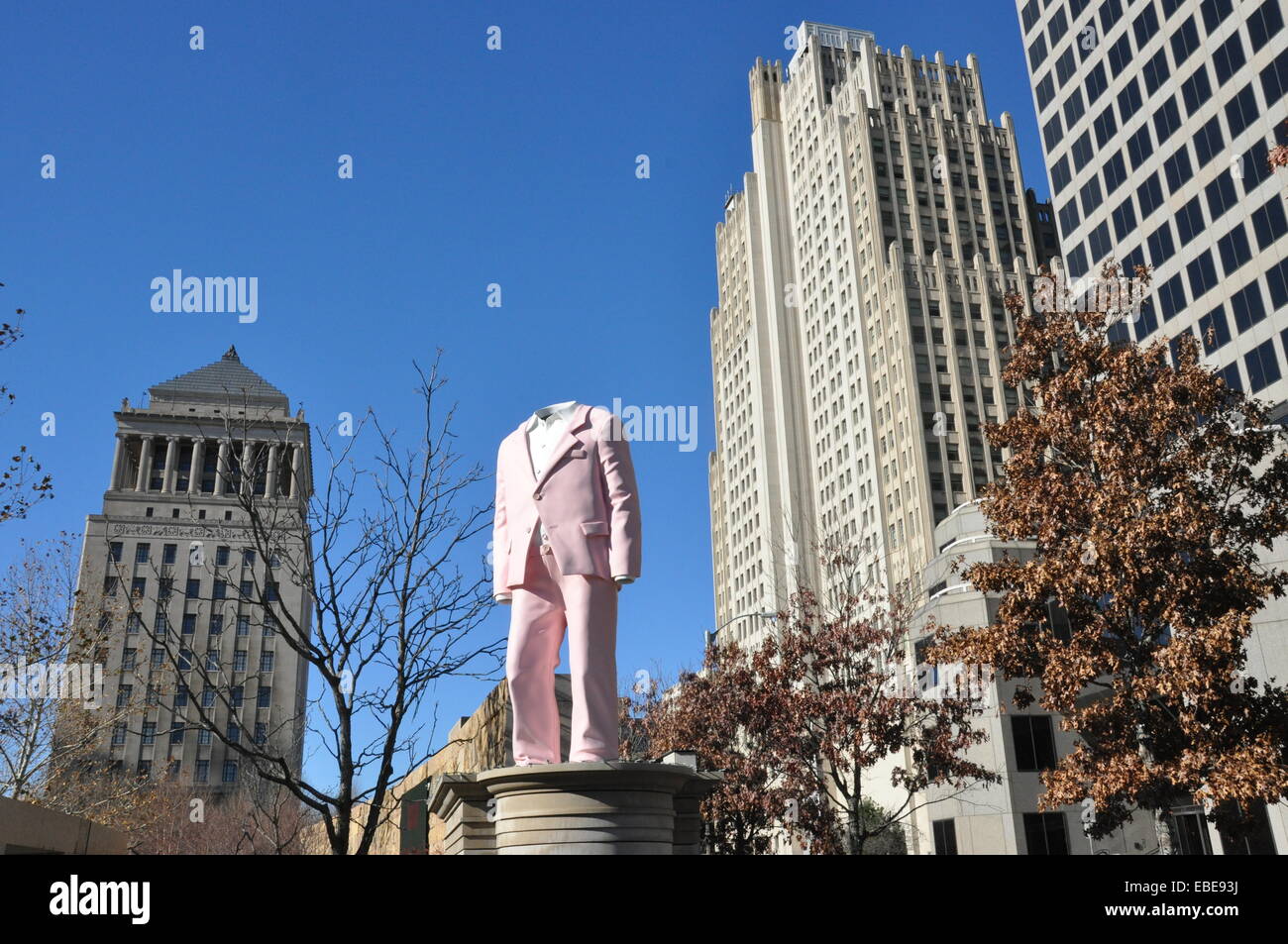 Großen Anzug Skulptur von Erwin Wurm in Citygarden St Louis. Stockfoto