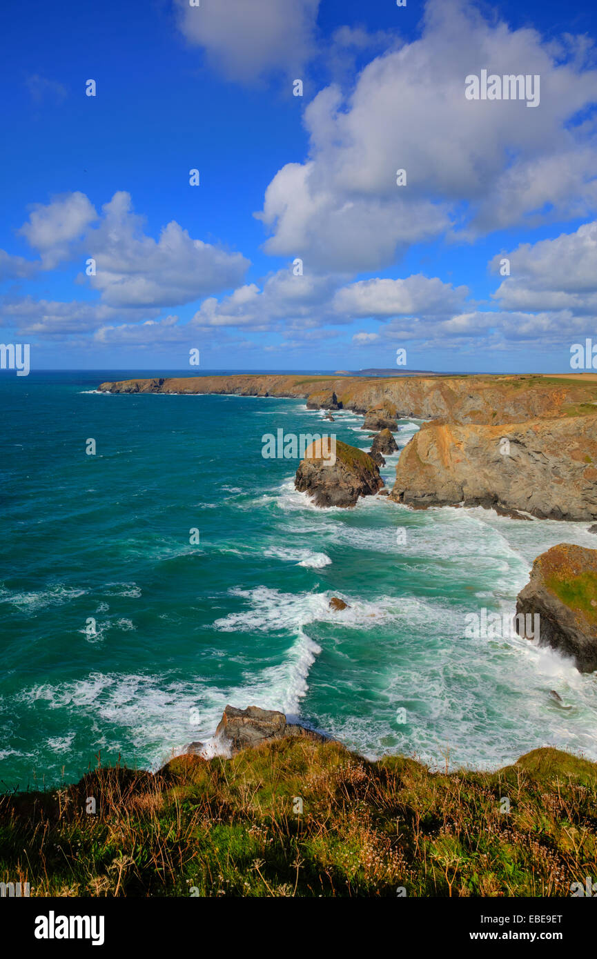 Bedruthan Schritte Cornwall England UK Cornish Nordküste in der Nähe von Newquay an einem schönen sonnigen blauen Himmel Tag für diese touristische Wachstumspotential Stockfoto