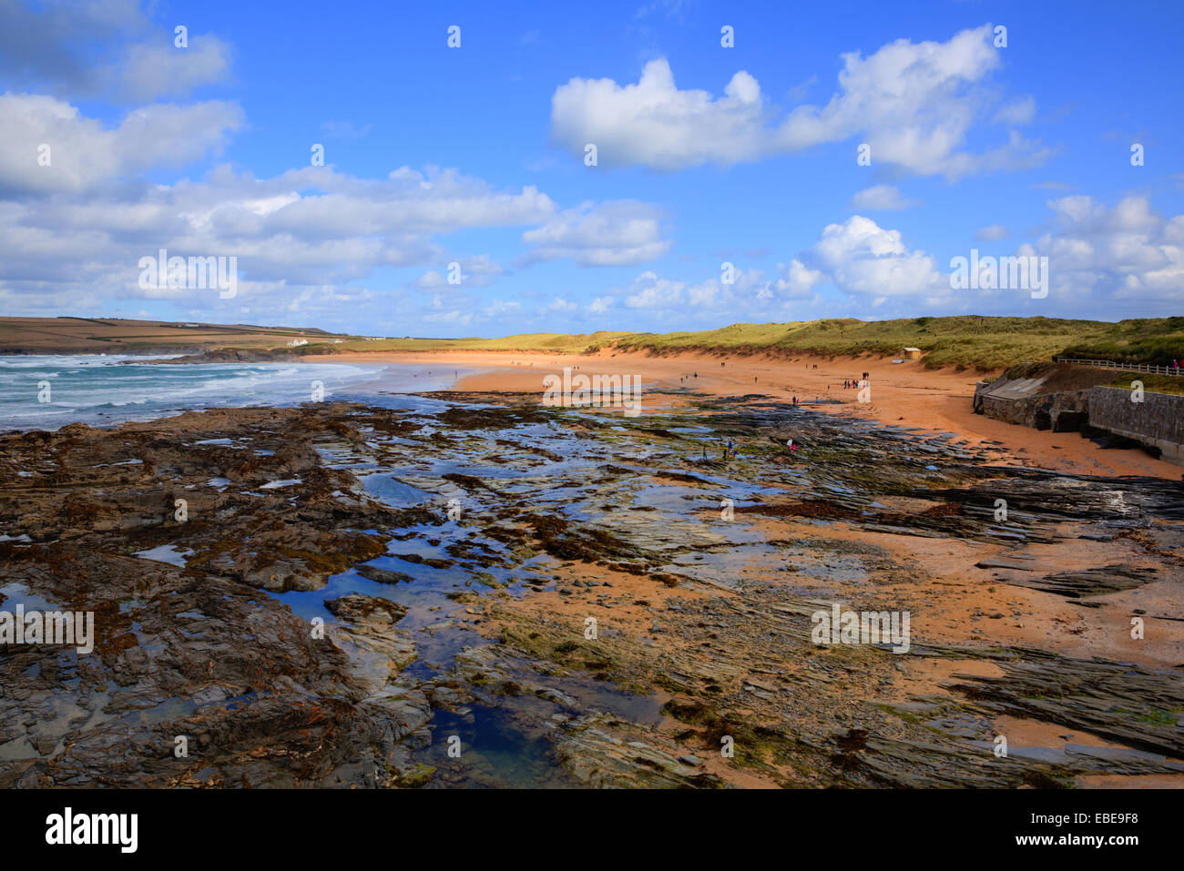 Konstantin Bay Cornwall England UK Cornish Nordküste zwischen Newquay und Padstow an einem sonnigen blauen Himmel Tag Stockfoto