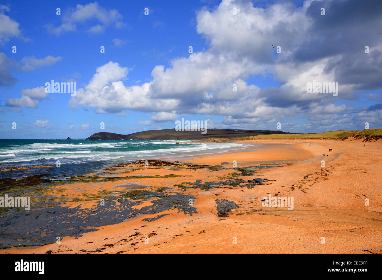 Konstantin Bay Cornwall England UK Cornish Nordküste zwischen Newquay und Padstow auf einem sonnigen blauen Himmel Tag golden sand Stockfoto