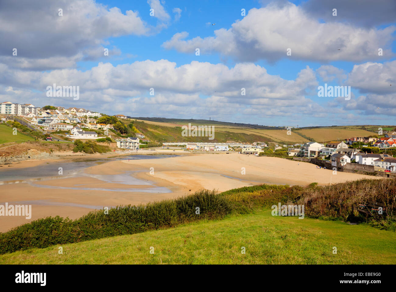 Porth Beach Newquay Cornwall England Großbritannien mit Sand und blauem Himmel Stockfoto