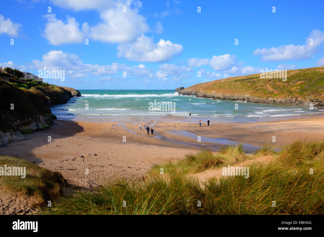 Besucher und Touristen Porthcothan Bay Strand Cornwall England UK Cornish Nordküste zwischen Newquay und Padstow Stockfoto