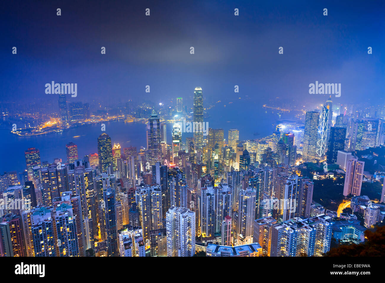 Hong Kong. Bild von Hong Kong mit vielen Wolkenkratzern in blauen Dämmerstunde. Stockfoto