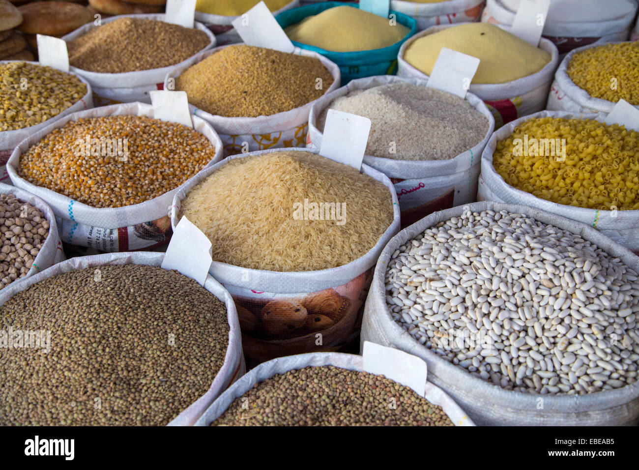 Detail der Getreide-Lebensmittel auf dem Markt in Rabat, Marokko Stockfoto