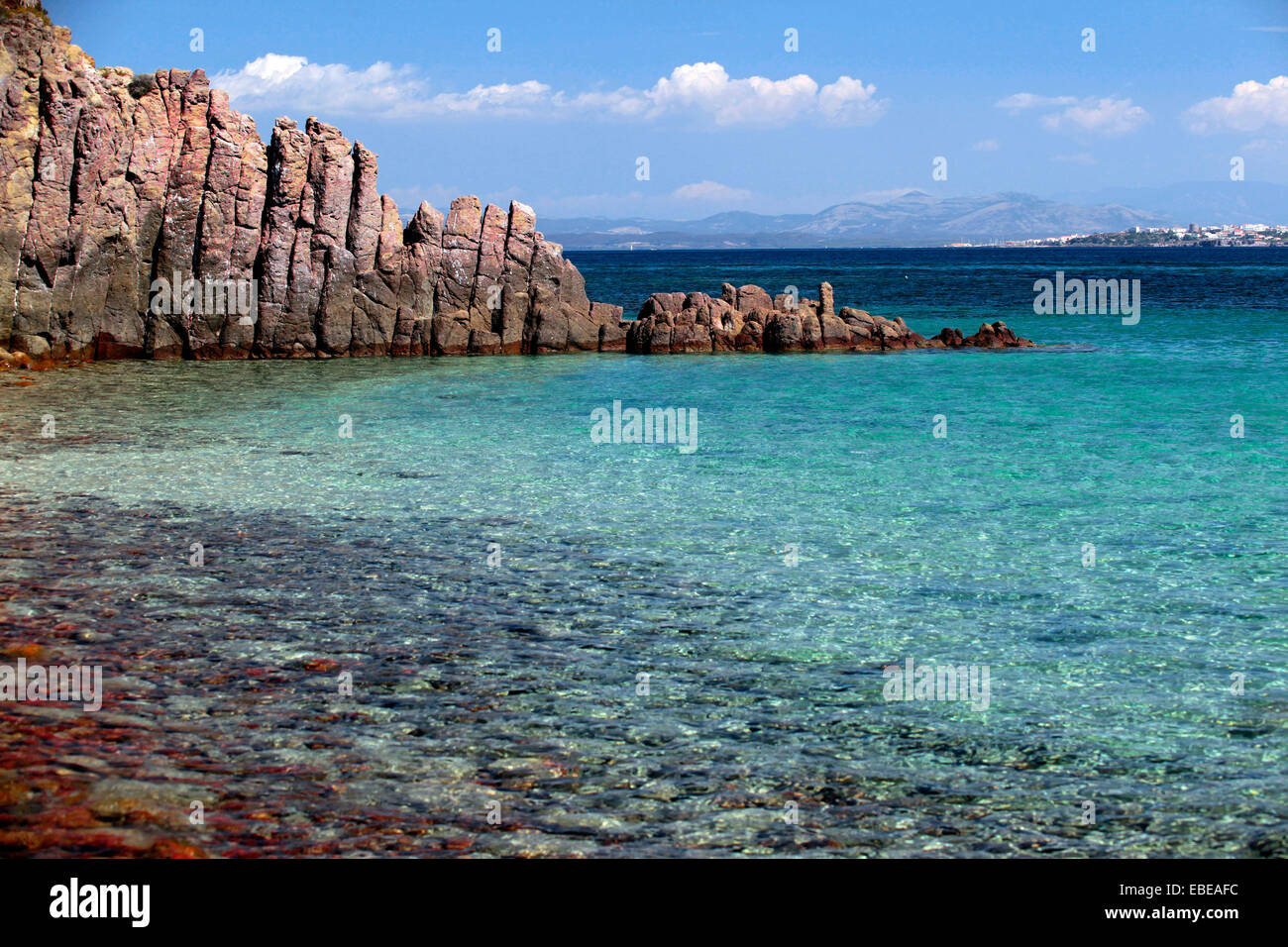 Blaues Meer und roter Trachyt Gestein am Punta Nera, Insel San Pietro, Sardinien, Italien Stockfoto