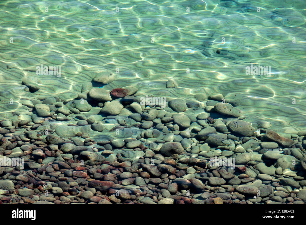 Meer, Steinen und Kieseln an Punta Nera, Insel San Pietro, Sardinien, Italien Stockfoto