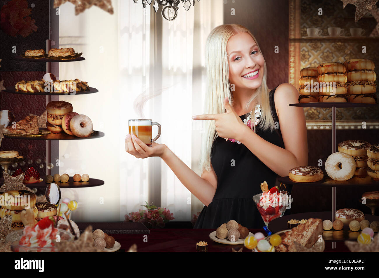 Bäckerei. Glücklich Verkäuferin mit Kaffee in Bakeshop Stockfoto