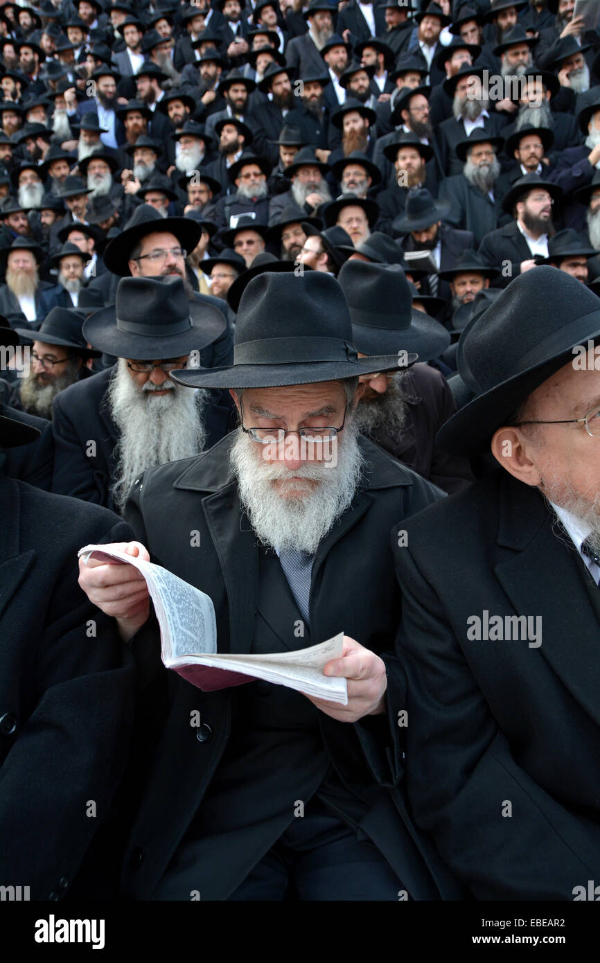 Einige Tausende von orthodoxen Rabbinern Abgesandte, ein Studium, ein Gruppenfoto auf der Convention der Lubawitscher Emissäre in New York City Stockfoto