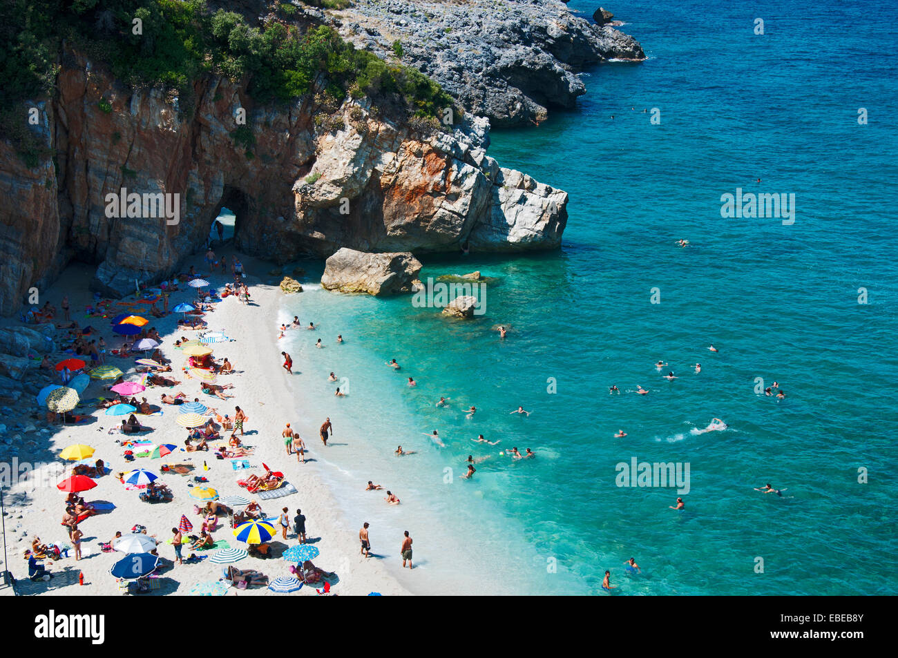 Belebten Strand von Milopotamos auf Pilion Halbinsel, Thessalien, Griechenland Stockfoto