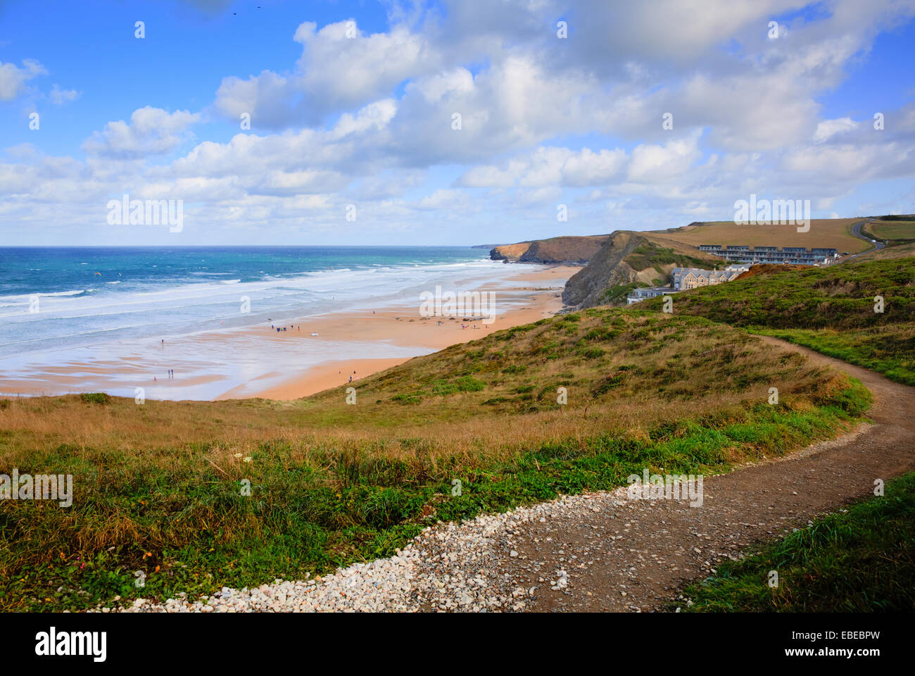 Küstenpfad Watergate Bay Cornwall England UK Cornish Norden zwischen Newquay und Padstow an einem sonnigen blauen Himmel Tag Stockfoto