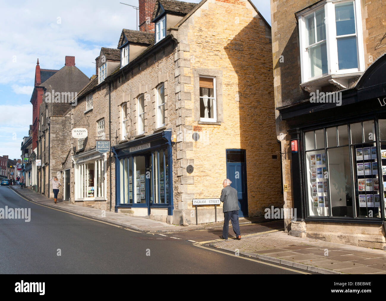 Geschäfte und Häuser in historischen Gebäuden, Malmesbury, Wiltshire, England, UK Stockfoto