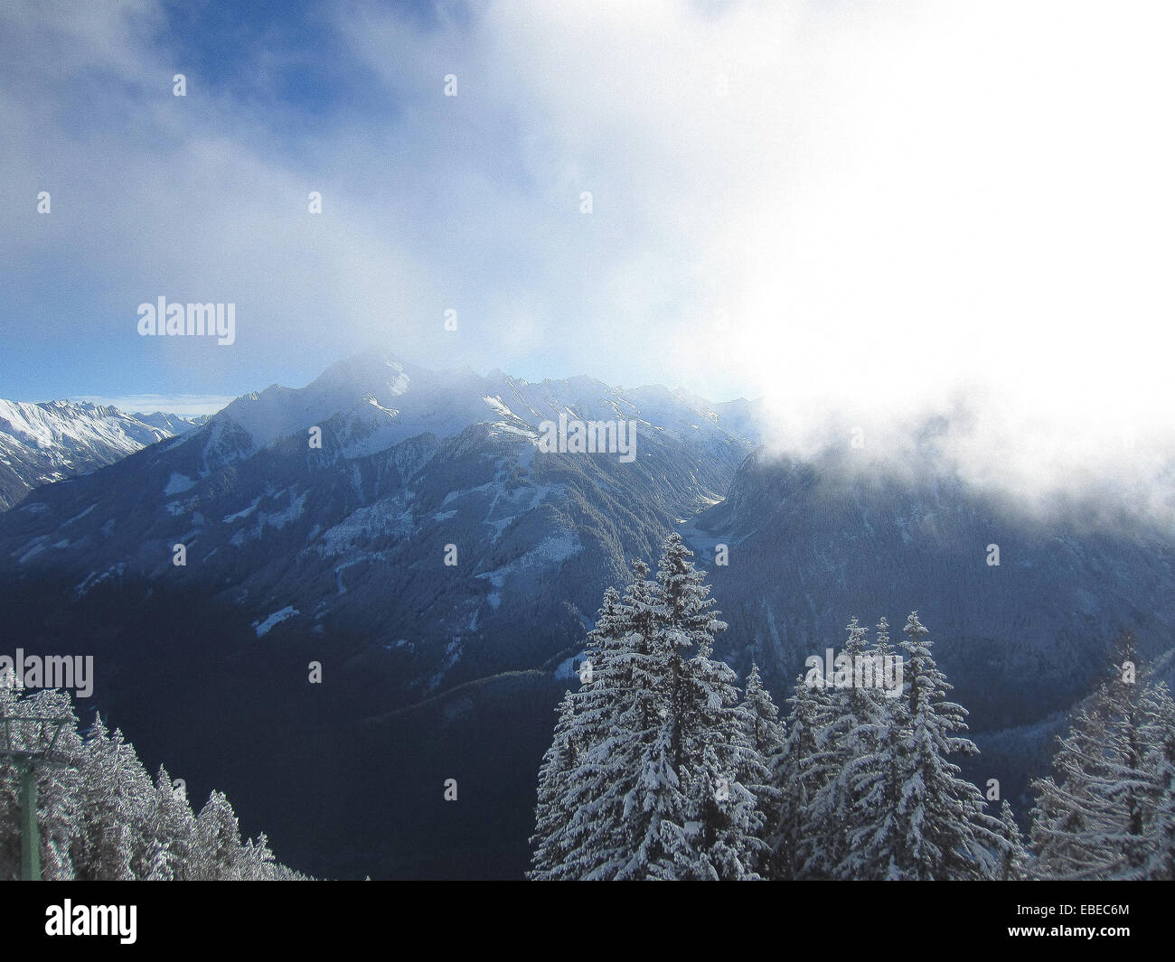 Dieses Foto stammt aus Dezember 2014 und zeigt die MountainsÑAlpsÑbehind der Stadt von Mayrhofen in Österreich. He-Foto stammt aus einem Stockfoto