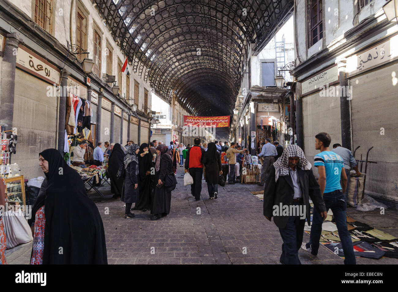 Ganz normaler Tag im Souq Al-Hamidiyah in der Altstadt von Damaskus. Basar ist der größte Souk in Syria.The Souk Al-Thawra beginnt. Stockfoto