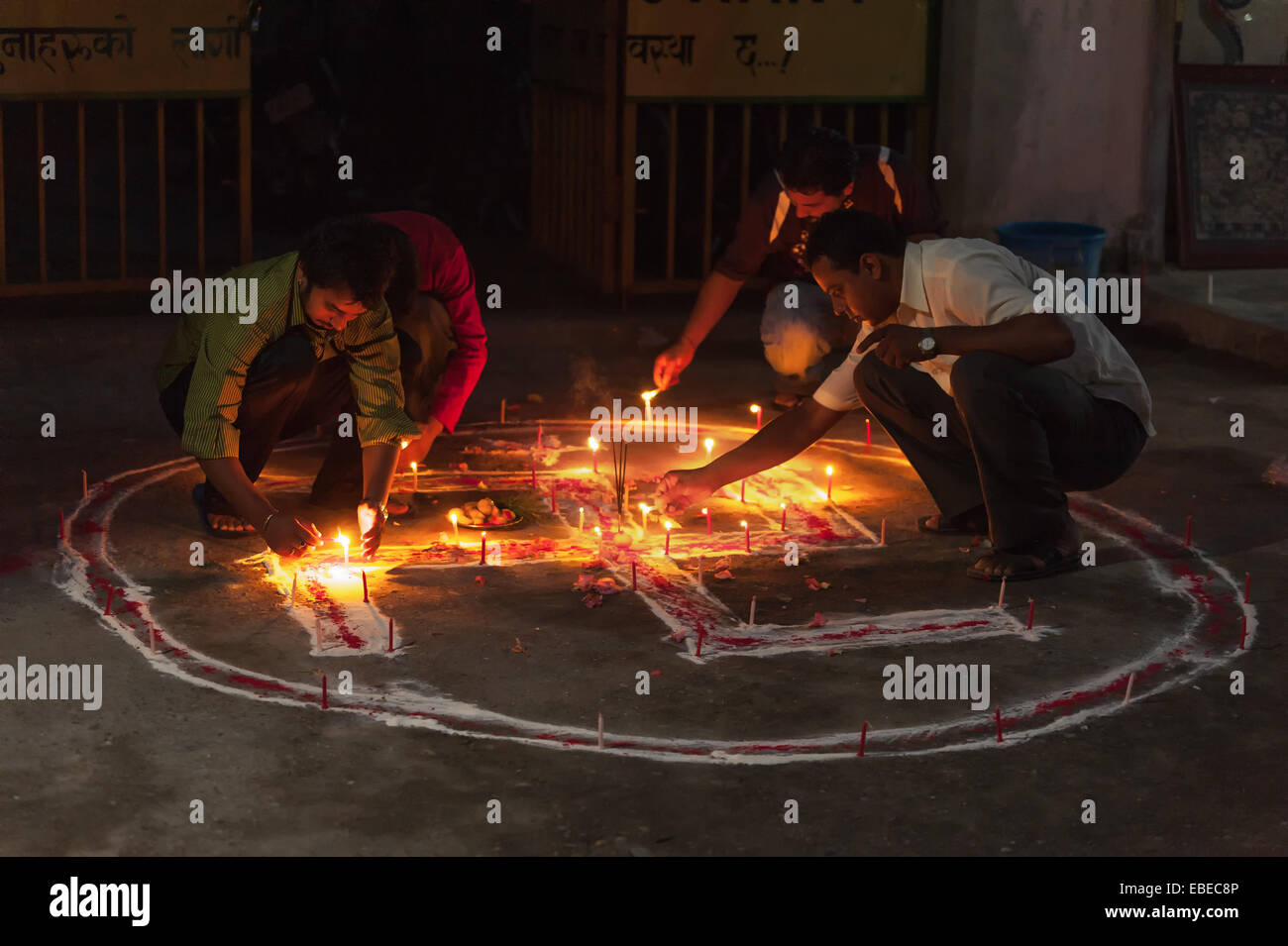 Menschen Sie Blitz Kerzen auf Hakenkreuz-Symbol buddhistischer Tradition. Das Symbol kann häufig in buddhistischen Tempeln religiöse gefunden werden. Stockfoto