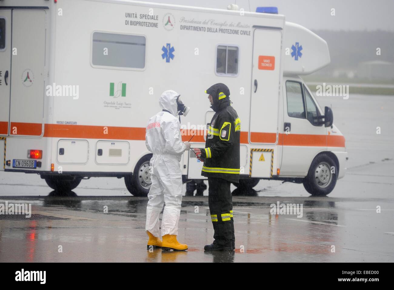 Flughafen Mailand-Malpensa (Italien), Simulation für die Ankunft eines Passagiers mit dem Ebola-Virus infiziert Stockfoto
