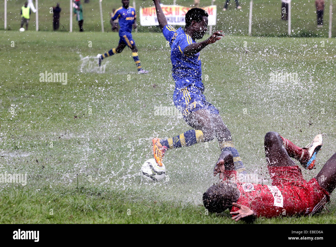 Kampala, Uganda. 28. November 2014. Kampala City Council FC protokolliert Tom Matsiko, Express FC Ivan Serunkuma in Uganda Premier League Begegnung an einem Wasser schlagen Wankulukuku Stadion. Sportinfrastruktur ist in den meisten afrikanischen Ländern sehr schlecht. Stockfoto